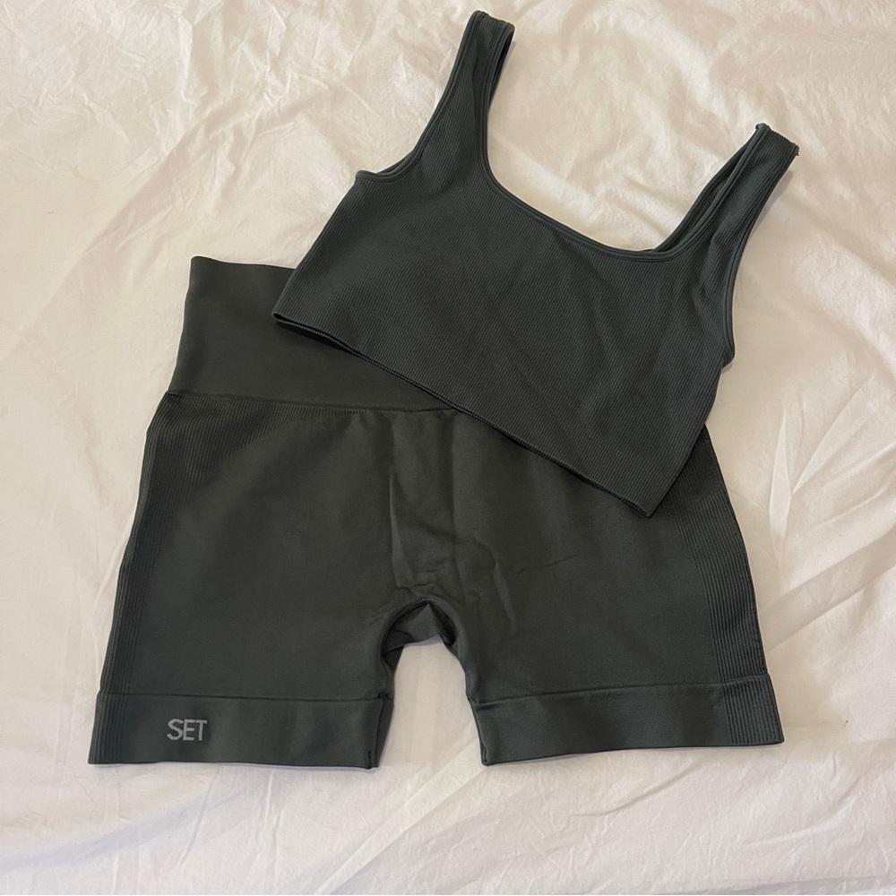 Set Active Sculptflex Ribbed Bike Shorts and Bra Set in Vegas Sage Green